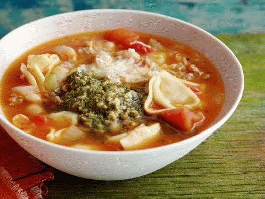 Sopa de feijão de foto com bolinhos italianos e molho verde
