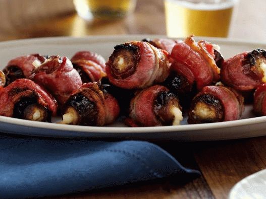 Datas fotográficas recheadas com ricota embrulhada em bacon