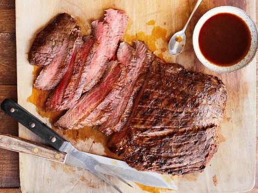 Foto de um bife de flanco em uma marinada grelhada de tequila, alho e limão