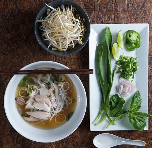Foto de Fo ga (sopa de macarrão de arroz vietnamita e frango)