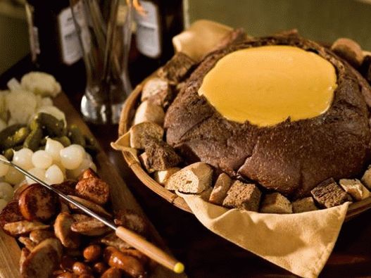 Foto de fondue com cerveja e cheddar em alemão