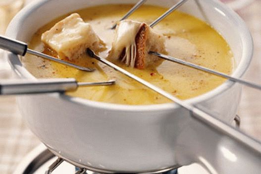 Foto de fondue com queijo brie e champanhe