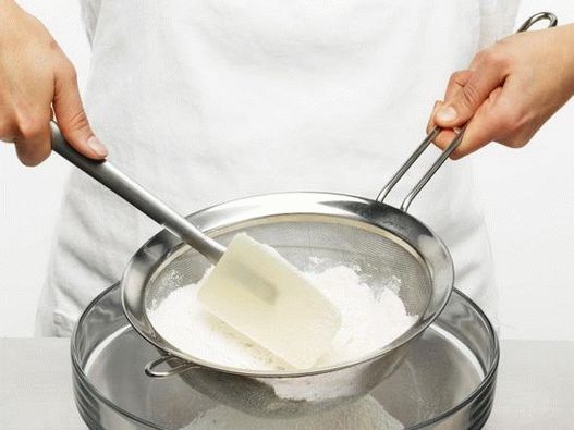 Esfregue açúcar e farinha por uma peneira fina para remover caroços