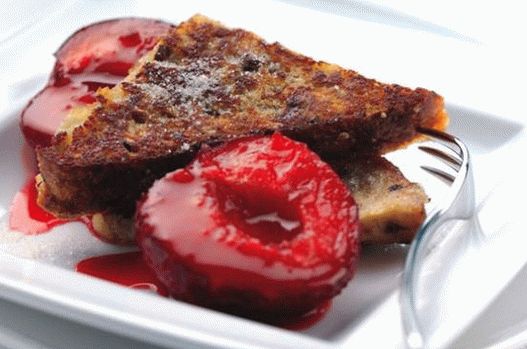 Photo French toasts com compota de ameixa