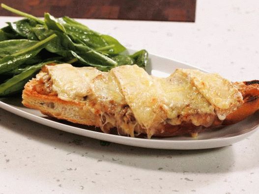 Foto sopa de pizza de cebola francesa com salada e molho vinagrete com mostarda Dijon