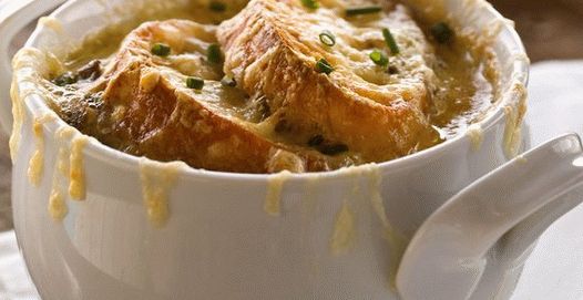 Foto sopa de cebola francesa com cogumelos
