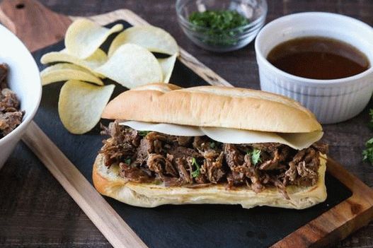 Foto sanduíche francês de carne e caldo