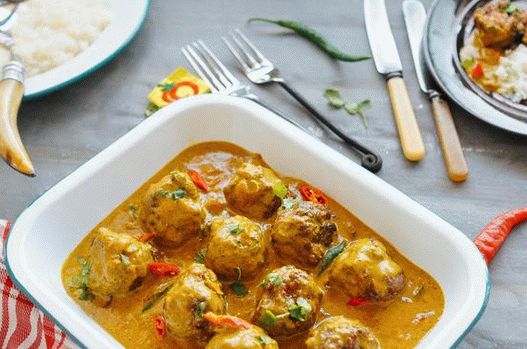 Foto de almôndegas cozidas em molho de curry