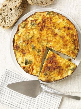 Foto frittat com brócolis e queijo gouda