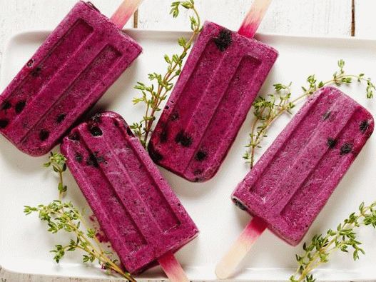 Foto Frutas gelo com mirtilos, tomilho e leite condensado