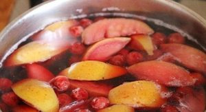 Sopa de frutas e bagas