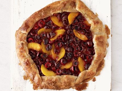 Foto de Galette com cerejas e pêssegos