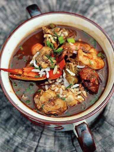 Foto de Gumbo com frutos do mar, linguiça e quiabo crocante