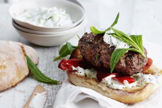 Foto hambúrguer com costeleta de cordeiro e pasta de queijo zaziki