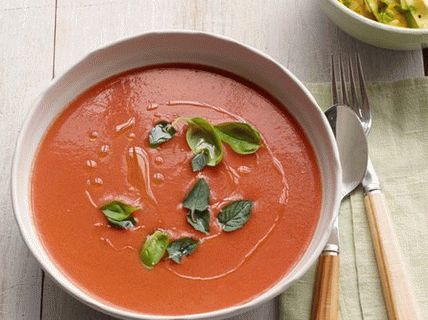 Foto de um gaspacho feito de tomate e melancia