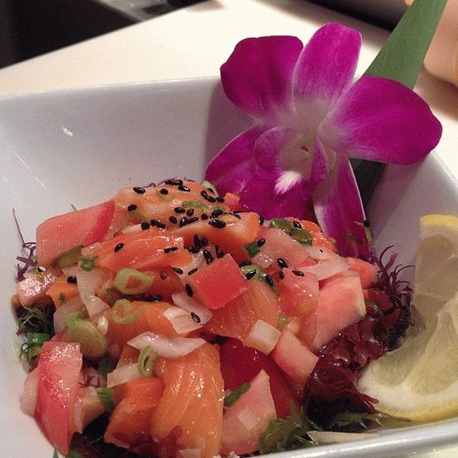 Foto salada de salmão havaiano