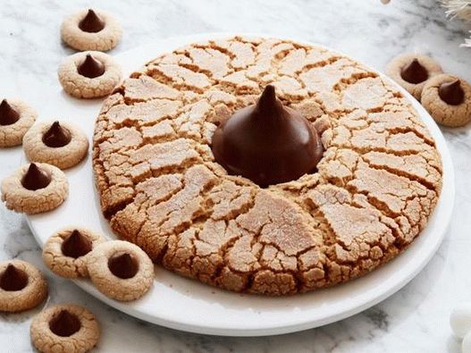 Foto biscoitos de amendoim gigantes com um centro de chocolate