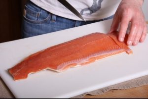 Salmão rosa sob a marinada
