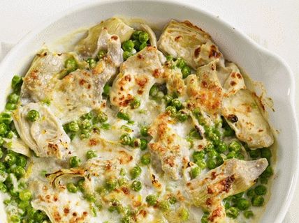Foto gratinado de ervilha com alcachofras