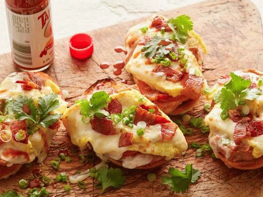 Foto Molletes quentes sanduíches com ovos fritos e bacon