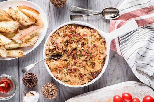 Foto molho quente com cebola caramelizada e bacon