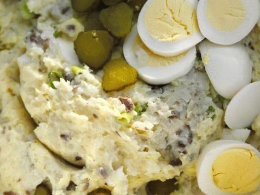 Foto Salada de purê de batata quente com ovos