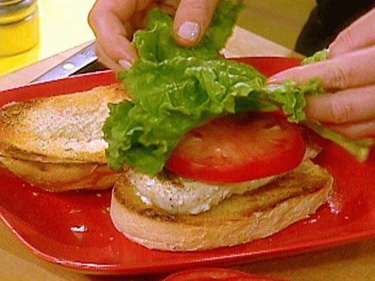 Foto Sanduíche quente grelhado com alabote e molho tártaro com salada de aspargos