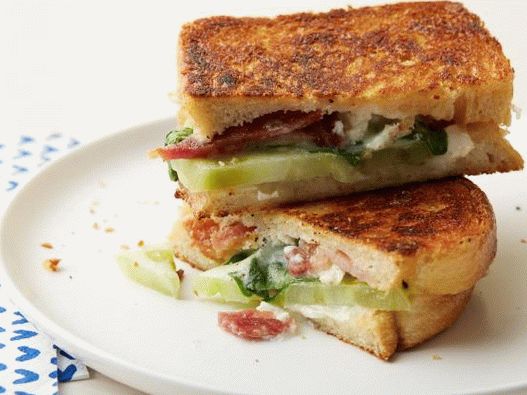 Foto sanduíche quente com physalis de vegetais, bacon e queijo de cabra