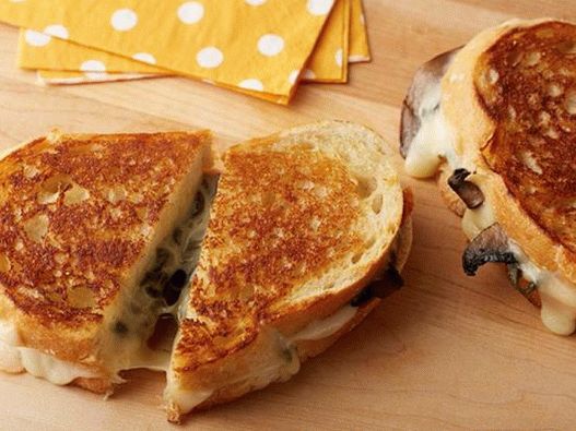 Foto sanduíche quente com queijo, pimenta assada e cogumelos