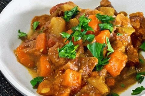 Carne cozida com legumes e cogumelos