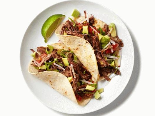 Foto de carne para tacos cozidos com salsa verde em panela lenta