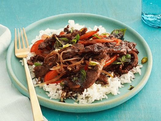 Foto de carne tailandesa em molho de menta picante