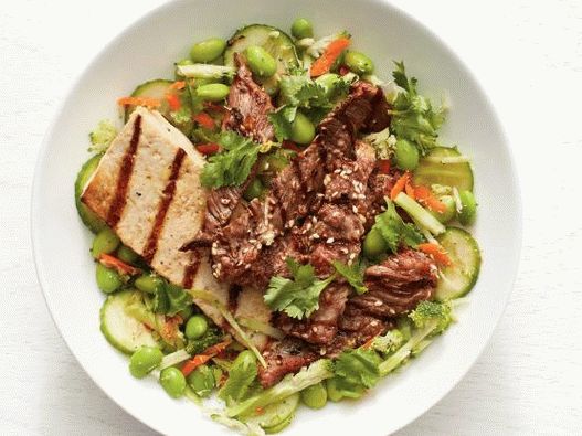 Foto carne vietnamita com gergelim e tofu
