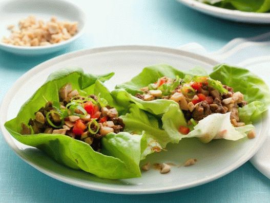 Foto de carne com tofu na alface