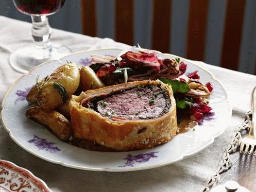 Foto de carne bovina Wellington com cogumelos e presunto