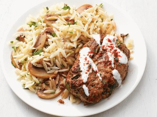Foto de rissóis de carne com cogumelos e pasta de rizoni