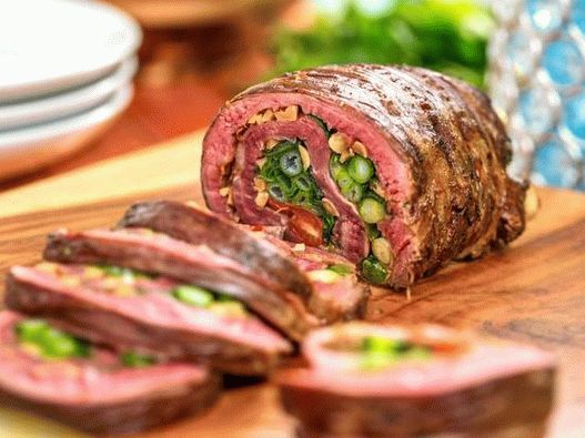 Foto de estilo tailandês rolo de carne grelhada com pasta de curry