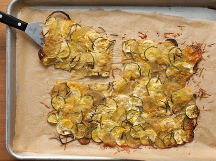 Foto de gratinado de batatas, abobrinha e abobrinha amarela