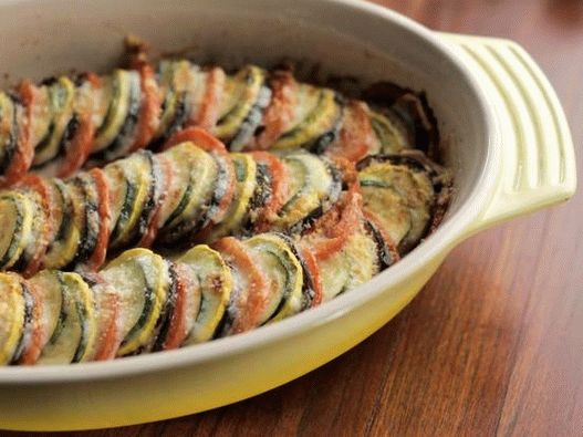 Foto de gratinado de legumes de verão