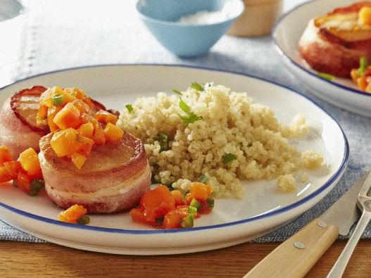 Foto vieiras envolto em bacon em molho de mamão e um prato de quinoa