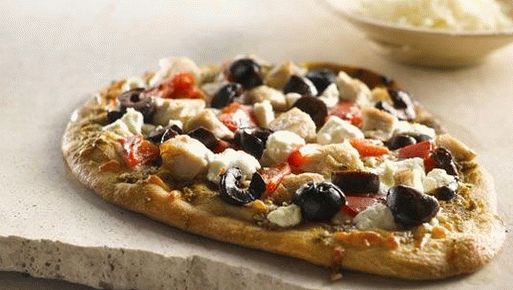 Foto pizza grega com molho de frango e tomate