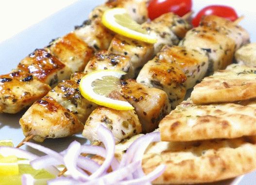 Foto souvlaki grego com uma tortilha