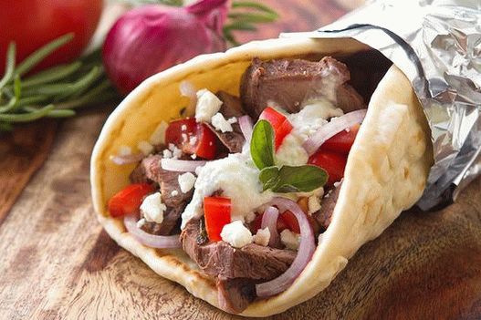 Foto giroscópios de fast food gregos: tortilla com molho de cordeiro e zaziki