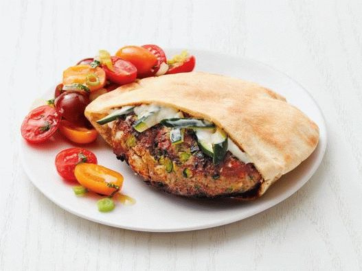 Foto hambúrguer grego com salada de peru e tomate