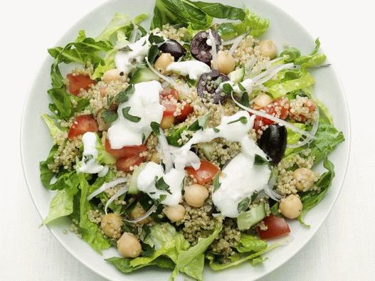 Foto salada grega de Choriatiki com quinoa e grão de bico