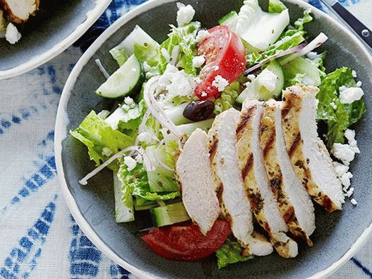 Foto salada grega de frango marinado com orégano
