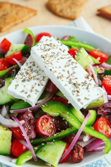 Foto salada grega de tomate e pepino com queijo feta