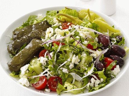 Foto salada grega com dolmades