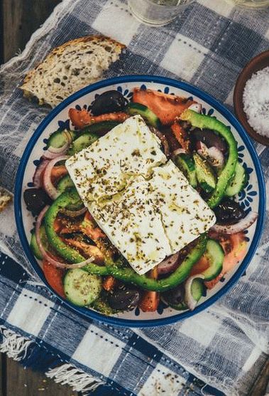 Foto salada grega com queijo feta