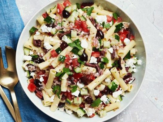 Foto salada grega com macarrão, queijo feta e azeitonas